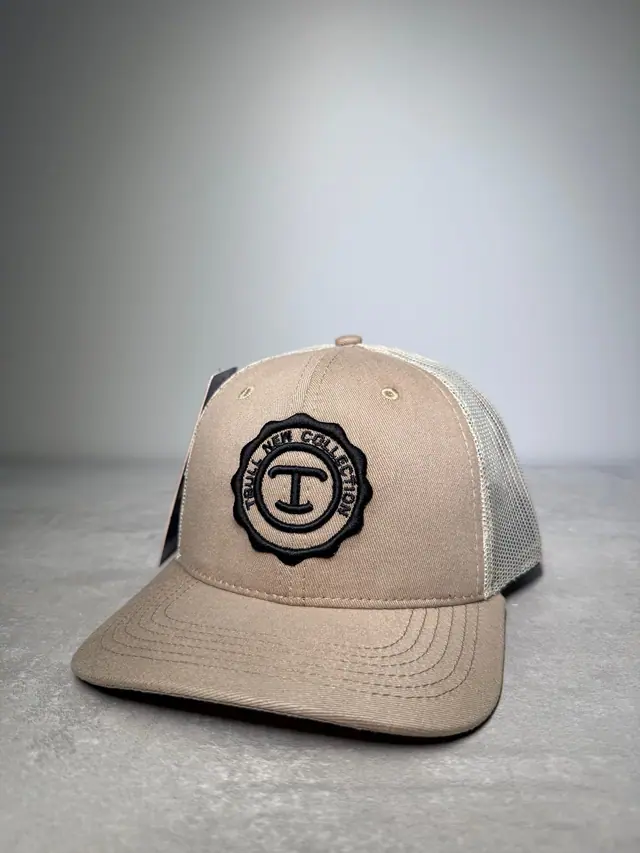 Boné TBull trucker de aba curva, com o monograma bordado na frente.