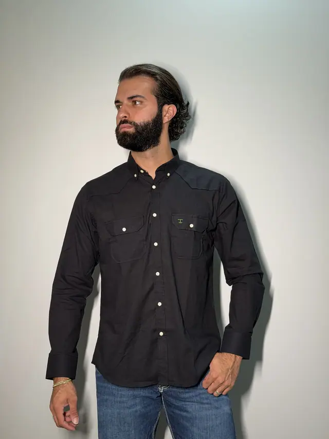 Camisa TBull de gola button-down em tecido xadrez, vestida por modelo em foto de estúdio.